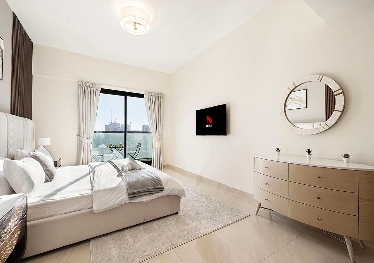 Elegant 1-Bed Waterfront Living Villa Dubai Holiday home
