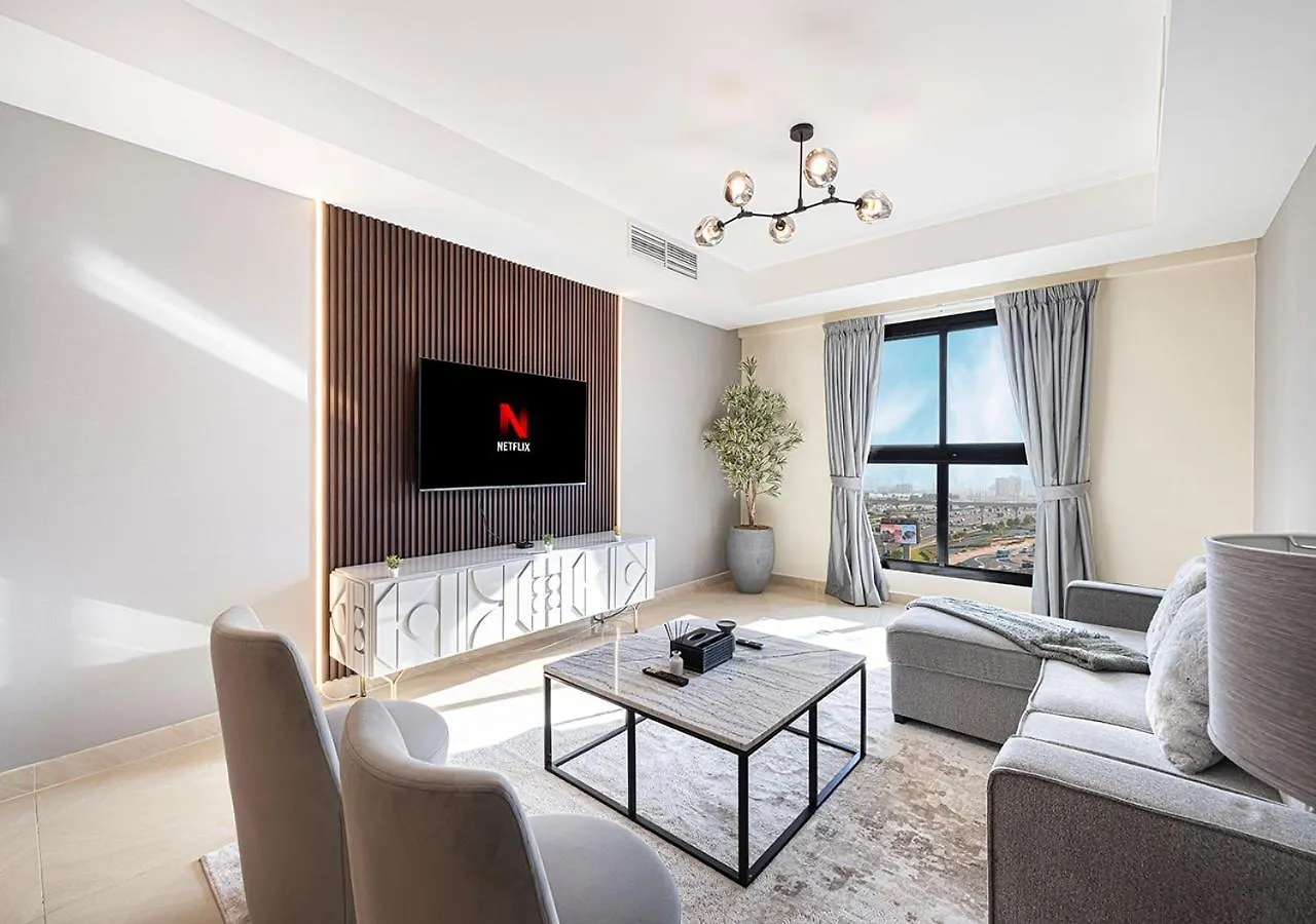Elegant 1-Bed Waterfront Living location